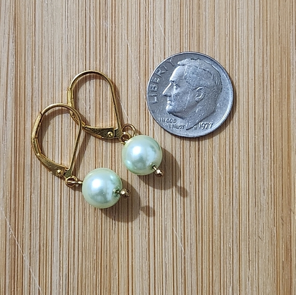 Hand Crafted Elegant Pastel Green  Pearl Drop Earrings Pierced - Picture 3 of 7